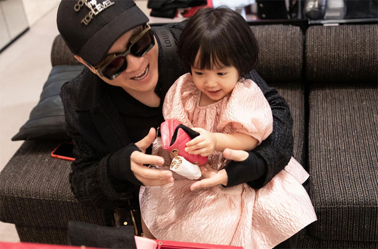 Trước đó cô bé cũng được bố mua cho một chiếc túi Lady Dior phiên bản mini trị giá hơn 100 triệu đồng. "Giờ bố chỉ mong MyMy 18 tuổi nhanh nhanh để bố đưa đi shopping hết đúng 18 tỷ", nhà thiết kế họ Đỗ nói.