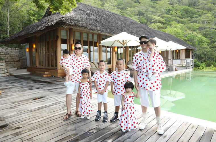 Ngoài ra anh còn có người bạn đồng hành, tri kỷ ở bên anh suốt 13 năm qua, cùng chung tay chăm lo cho các con.