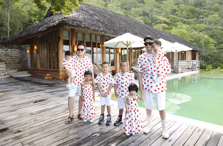 Ngoài ra anh còn có người bạn đồng hành, tri kỷ ở bên anh suốt 13 năm qua, cùng chung tay chăm lo cho các con.