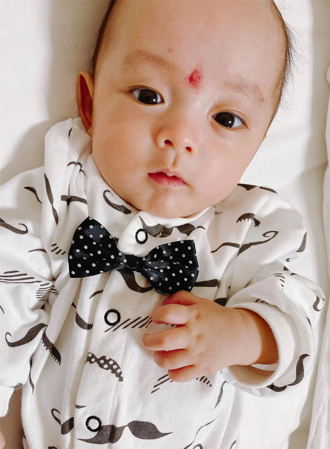 “Nhìn hình ảnh bé mới ra đời tôi bị ám ảnh. Tôi không thể tưởng tượng được một đứa trẻ sinh ra 27 tuần tuổi lại có sức sống mãnh liệt như thế. Tôi quyết định nhận nuôi bé nhanh chóng. Nhiều người nói thôi hãy dành thời gian chăm sóc 6 bé ở nhà vì đã quá vất vả rồi, nhưng tôi có một sự linh cảm nào đó rất đặc biệt với bé”, NTK Đỗ Mạnh Cường chia sẻ.