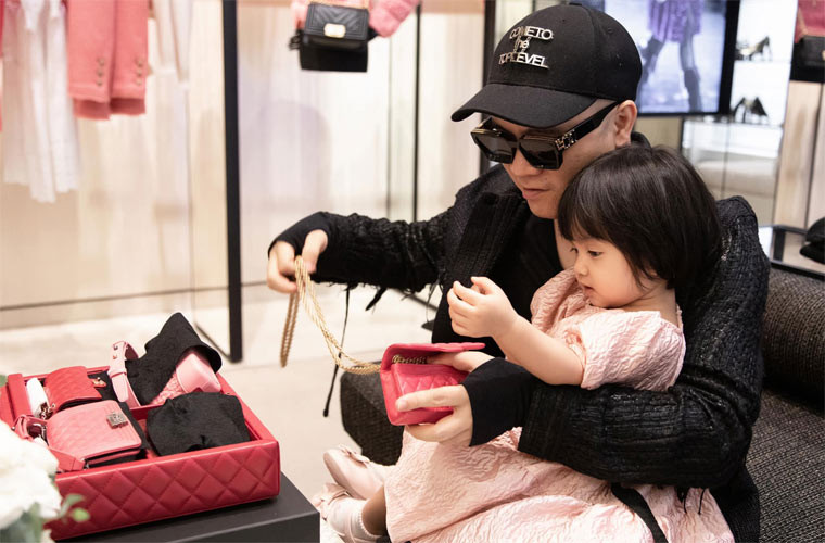 Đỗ Mạnh Cường đã không tiếc tiền khi bỏ ra gần 700 triệu để mua một set túi hàng hiệu cho con gái nhỏ MyMy.