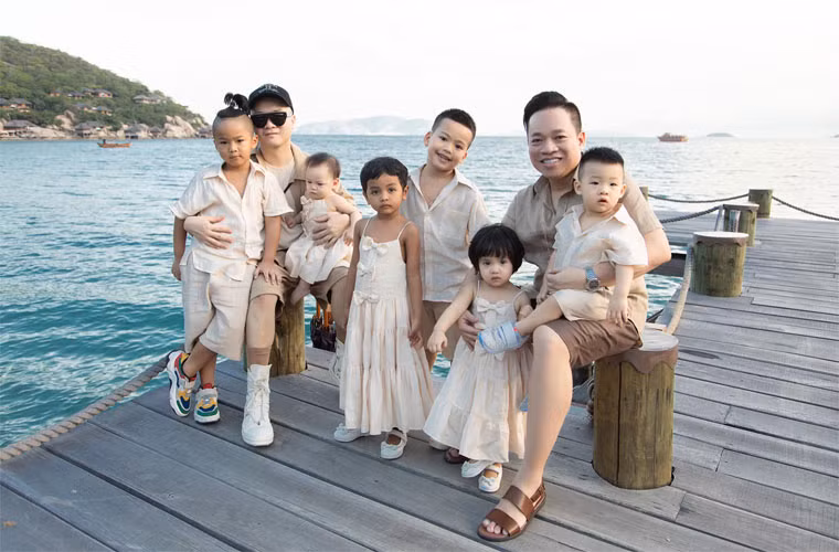 Ngoài chi mạnh cho các con về thời trang, Đỗ Mạnh Cường cũng không tiếc tiền cho con học trường tốt. Tất cả các con của NTK Đỗ Mạnh Cường được học trường song ngữ quốc tế từ bậc mầm non cho đến hết cấp 3. Mức học phí ở trường này khoảng 120 triệu-200 triệu/bé/năm.