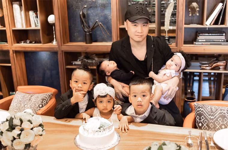 Bố Cường không chỉ lo cho con được ăn uống đầy đủ mà quần áo, đồ dùng cũng toàn hàng hiệu.