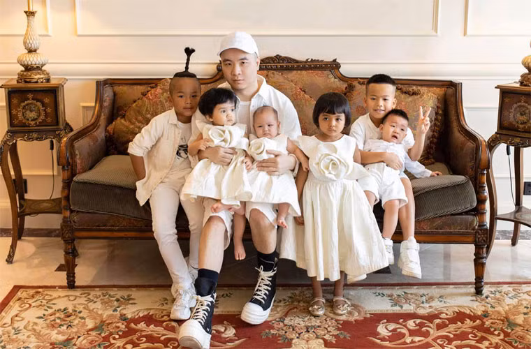 Vì nhận nuôi các con từ bé, nên Đỗ Mạnh Cường hiểu rõ cá tính từng bé và tôn trọng cá tính riêng của các con.