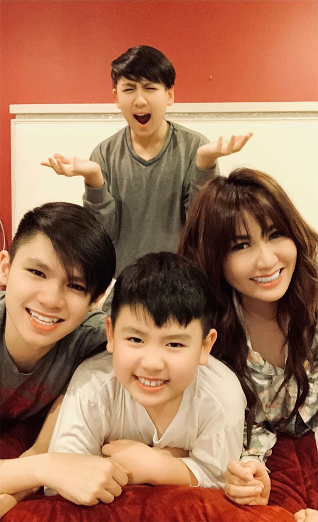 Sau khi bố mẹ chia tay vào năm 2013, ba anh em sống với mẹ Trizzie Phương Trinh.