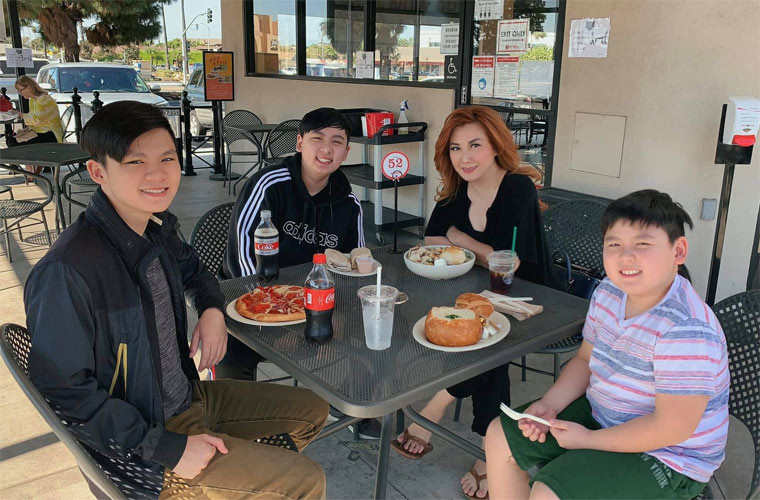 Mặc dù bố mẹ chia tay nhưng cả ba anh em luôn nhận được sự quan tâm, chăm sóc của cả hai bố mẹ. Mỗi năm Bằng Kiều vẫn chu cấp cho vợ cũ và ba con trai số tiền 2 tỷ đồng.