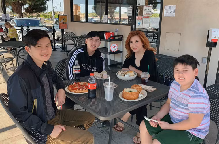 Mặc dù bố mẹ chia tay nhưng cả ba anh em luôn nhận được sự quan tâm, chăm sóc của cả hai bố mẹ. Mỗi năm Bằng Kiều vẫn chu cấp cho vợ cũ và ba con trai số tiền 2 tỷ đồng.