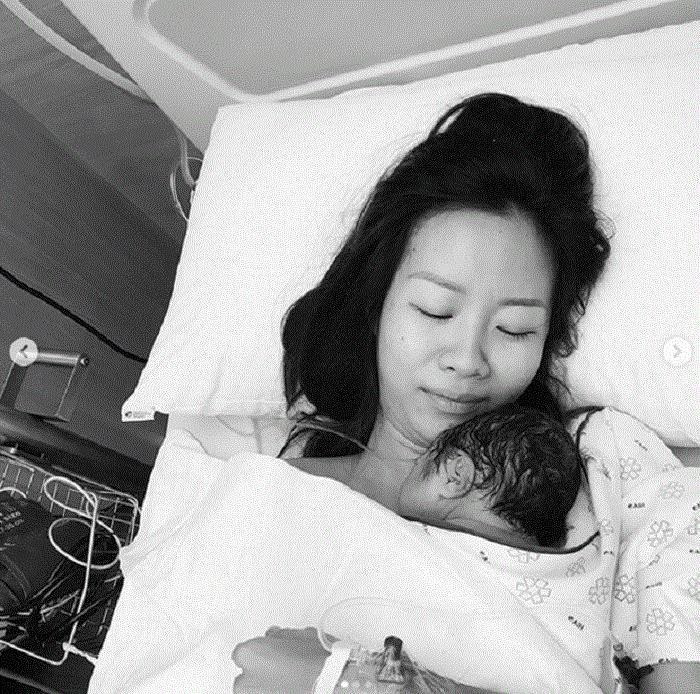 Nữ rapper sinh con gái vào ngày 22/1. Vốn kín tiếng trong chuyện tình cảm nên mãi khi mang thai ở tháng thứ 6 của thai kỳ, Suboi mới chia sẻ tin vui với khán giả.