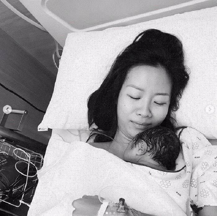 Nữ rapper sinh con gái vào ngày 22/1. Vốn kín tiếng trong chuyện tình cảm nên mãi khi mang thai ở tháng thứ 6 của thai kỳ, Suboi mới chia sẻ tin vui với khán giả.