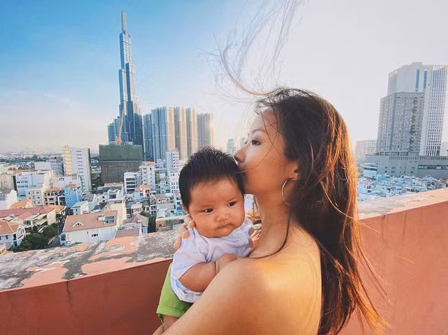 Trên trang cá nhân, vợ chồng rapper Suboi thường chia sẻ khoảnh khắc vui vẻ đời thường bên nhau như đi xem phim, đi bơi, dạo chơi cùng con...