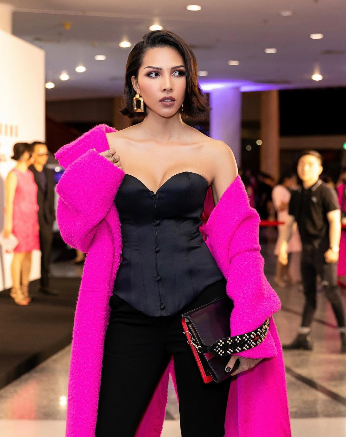 Giải đồng Siêu mẫu 2008 chuộng phong cách thời trang quyến rũ khoe vóc dáng "đồng hồ cát" chuẩn từng centimet. Minh Triệu cùng với "tình tin đồn" là Hoa hậu Kỳ Duyên còn được mệnh danh là cặp đôi chăm diện bikini sexy nhất showbiz Việt.