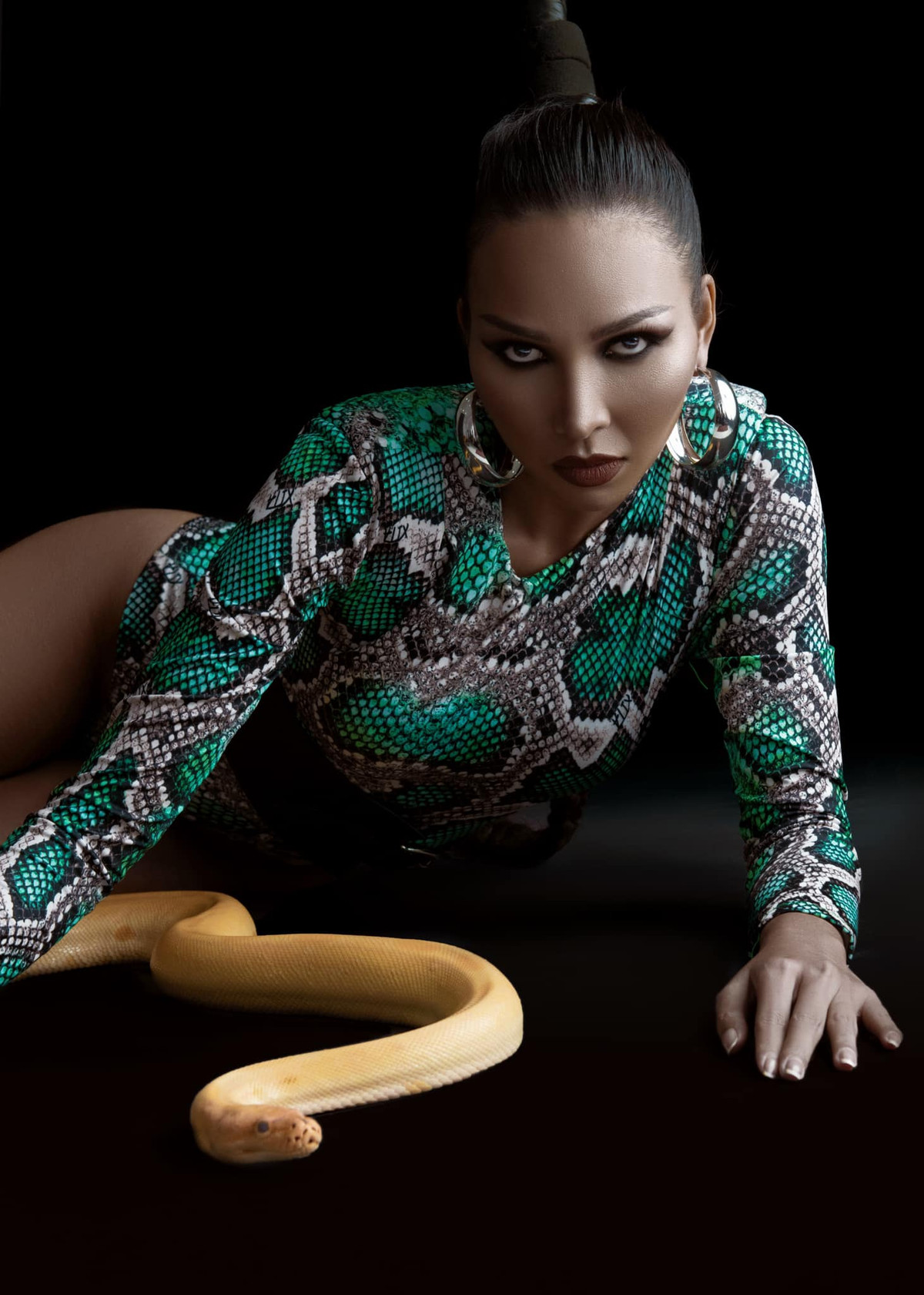 Minh Triệu được mệnh danh là "viên ngọc đen" của làng mẫu Việt nhờ làn da nâu đặc trưng.