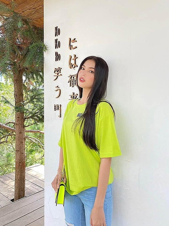 Ngọc Thảo ăn mặc giản dị nhưng vẫn rất nổi bật nhờ khuôn mặt xinh xắn và vóc dáng chuẩn.