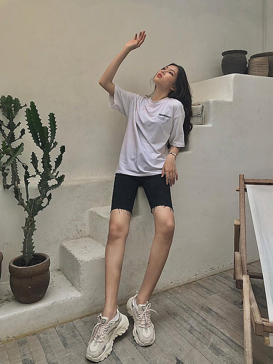Chỉ diện áo phông, quần short nhưng Ngọc Thảo vẫn thu hút mọi ánh nhìn nhờ đôi chân dài thẳng tắp.