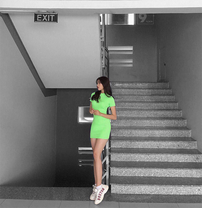 Những tấm hình khoe chân dài của Á hậu 2 luôn nhận được cơn mưa lời khen của mọi người.