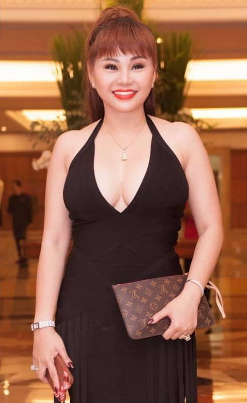 Ở tuổi U50, nữ diễn viên giữ được nét trẻ trung nhờ tinh thần lạc quan, vui tươi, yêu đời của mình cũng như chịu khó chăm chút và cải thiện nhan sắc.