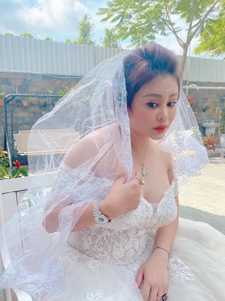 Dù vướng phải nhiều tranh cãi về nhan sắc hậu "dao kéo", nhưng hiện tại Lê Giang nhận được nhiều lời khen về diện mạo.