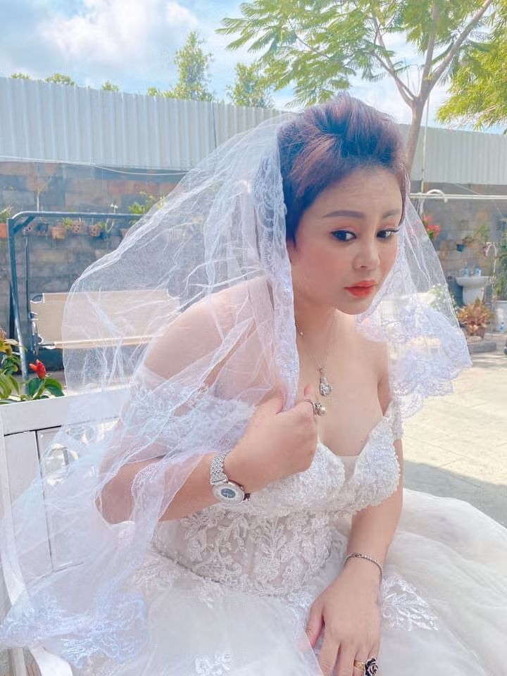 Dù vướng phải nhiều tranh cãi về nhan sắc hậu "dao kéo", nhưng hiện tại Lê Giang nhận được nhiều lời khen về diện mạo.