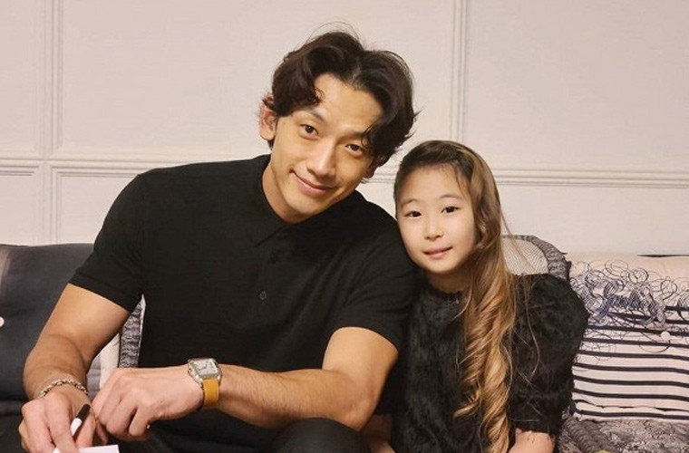 Không chỉ Kim Tae Hee, Bi Rain trong bức ảnh chụp cùng fan nhí còn lộ sắc diện kém hơn cả vợ.