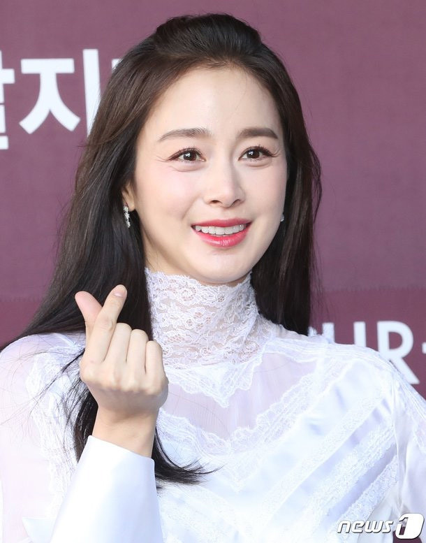 Tháng 11/2019, Kim Tae Hee lần đầu xuất hiện sau khi sinh con gái thứ hai. Dù trang điểm đậm nhưng ngôi sao "Nấc thang lên thiên đường" cũng không giấu được dấu vết thời gian trên khuôn mặt.