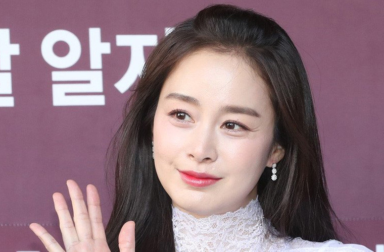 Khóe mắt đầy vết chân chim khiến Kim Tae Hee già đi trông thấy.