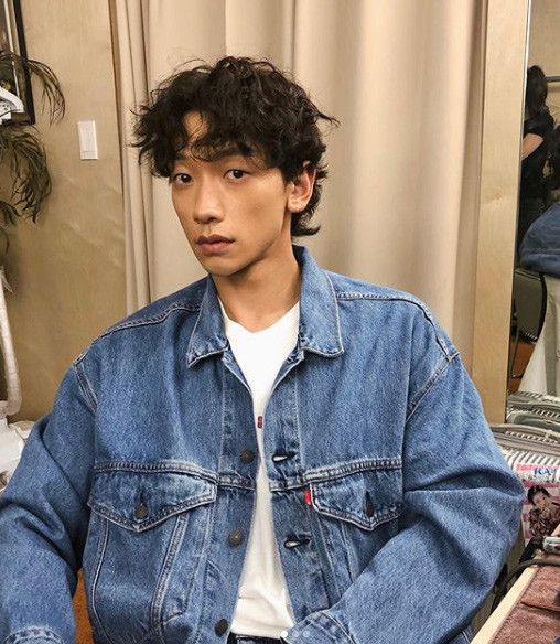 Bi Rain sở hữu body gợi cảm nhưng khuôn mặt của anh nếu không được phần mềm chỉnh sửa sẽ không phải là điểm mạnh của nam ca sĩ kiêm diễn viên này.