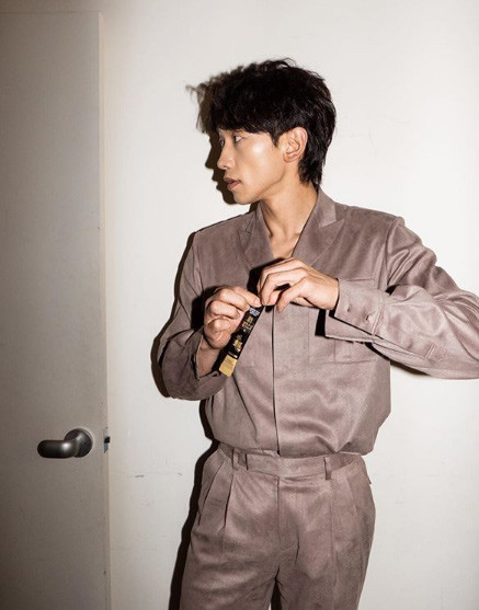 Góc chụp nghiêng khiến khuôn mặt của Bi Rain càng mất điểm.