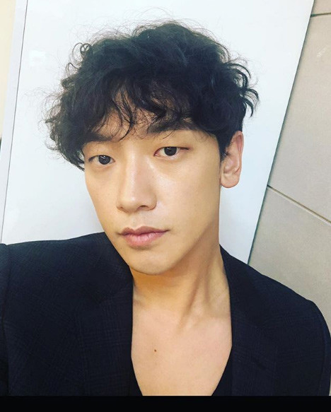 Khi không có công nghệ chụp ảnh, không trang điểm, làm tóc, Bi Rain mất đi ánh hào quang mà mọi người thường nhìn thấy anh tại các sự kiện.