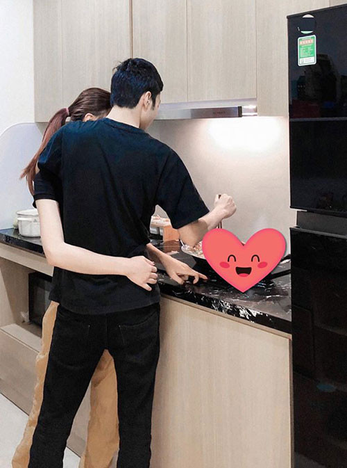 “Tôi và anh ấy có nhiều điểm khác nhau trong tính cách. Anh điềm đạm, chín chắn còn tôi nói nhiều và khá tưng tửng. Có lẽ vì thế chúng tôi cuốn hút nhau ngay lần đầu gặp mặt”, Phương Oanh chia sẻ với Zing.