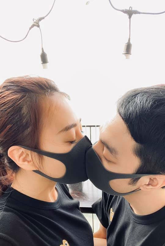 Quen nhau khá lâu nhưng mãi tới đầu năm 2020, Phương Oanh mới cho bạn trai ra mắt, nhưng vẫn giấu mặt. Nữ diễn viên cho biết bạn trai mang đến cho cô cảm giác an toàn với tình yêu chân thành và trọn vẹn. Ở bên anh, cô luôn thấy mình được che chở và bảo vệ. Nữ diễn cũng cho rằng bạn trai hiện tại là một nửa hoàn hảo nhất mà cô từng có.