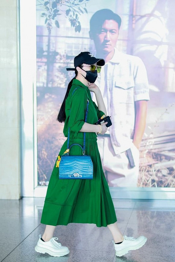 Không hiểu do chiếc váy rộng hay vì tăng cân mà kiều nữ họ Phạm trông mũm mĩm lên đáng kể. Ngoài quan tâm đến thân hình “phát tướng” của Phạm Băng Băng, dân mạng còn chú ý đến chiếc nhẫn cô đeo ở ngón áp út.