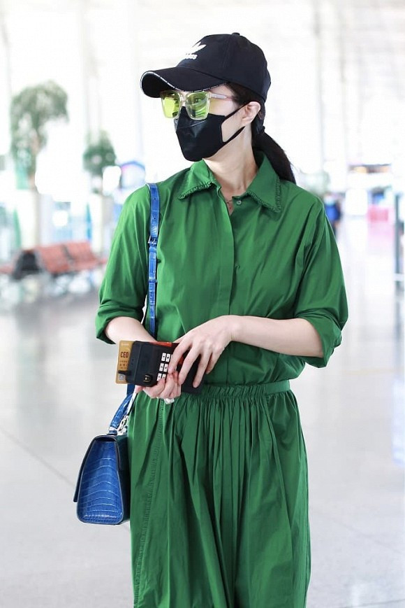 Nhìn món trang sức khủng có thể thấy nữ diễn viên “Hoàn Châu Cách Cách” rất chịu chơi. Có người lại nghi ngờ Băng Băng có người mới nên đeo nhẫn ở vị trí như vậy.