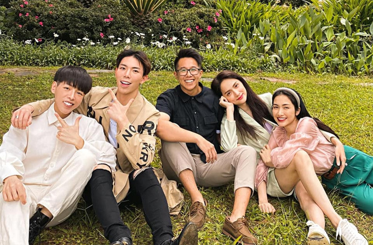 Ngay sau khi Hương Giang công khai chọn Matt Liu làm bạn trai trong chương trình Người ấy là ai mùa 3, Đức Phúc đã đăng bức ảnh cả hội hoa dâm bụt và Hương Giang, Matt Liu đi chơi Đà Lạt. Đây được coi là bằng chứng cho thấy Hương Giang và Matt Liu đã hẹn hò nhau trước khi công khai.