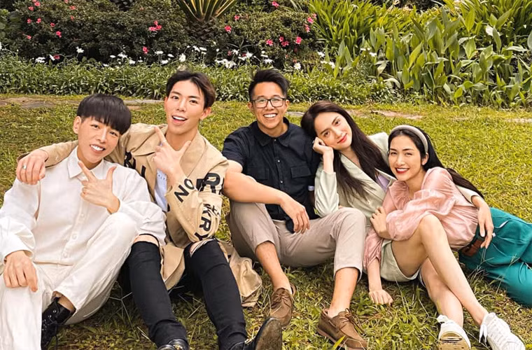 Ngay sau khi Hương Giang công khai chọn Matt Liu làm bạn trai trong chương trình Người ấy là ai mùa 3, Đức Phúc đã đăng bức ảnh cả hội hoa dâm bụt và Hương Giang, Matt Liu đi chơi Đà Lạt. Đây được coi là bằng chứng cho thấy Hương Giang và Matt Liu đã hẹn hò nhau trước khi công khai.