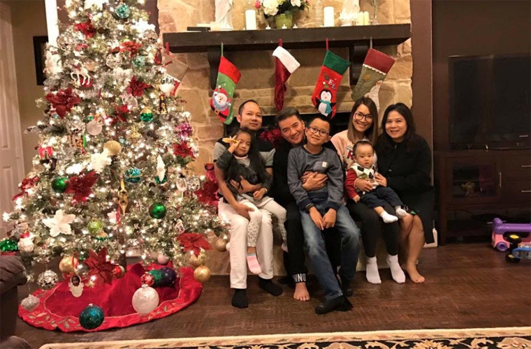 Hồng Ngọc được Đàm Vĩnh Hưng coi như là em gái thân thiết. Mối quan hệ của hai người khăng khít tới mức theo Dương Triệu Vũ chia sẻ: “Hồng Ngọc là người hiểu hết mọi chuyện của tôi và Đàm Vĩnh Hưng. Ngược lại, chuyện của chị thì chúng tôi cũng hiểu nhất. Khi chị Ngọc có bầu, người chị thông báo đầu tiên là tôi và anh Hưng".