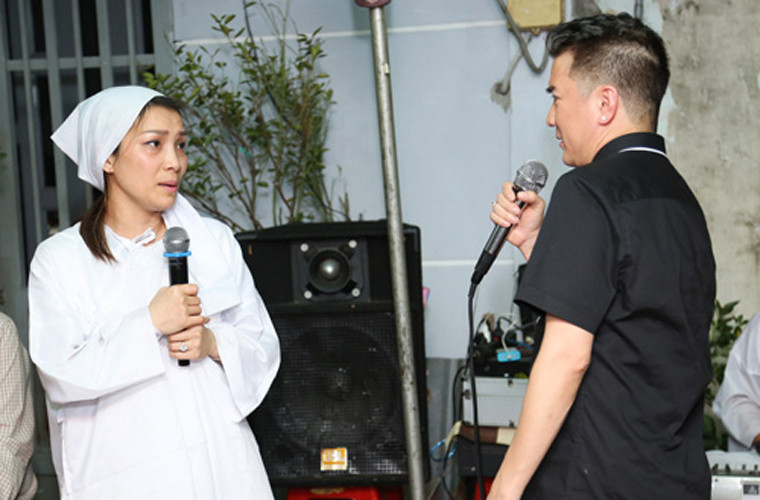 Trong đám tang của bố Hồng Ngọc vào năm 2016, Đàm Vĩnh Hưng và Hồng Ngọc song ca bài “Lời cuối cho em” để nói lời tạm biệt ông. Khi bố Hồng Ngọc còn sống, Đàm Vĩnh Hưng gọi ông là “bố” như người thân trong gia đình.