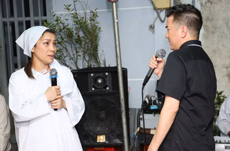 Trong đám tang của bố Hồng Ngọc vào năm 2016, Đàm Vĩnh Hưng và Hồng Ngọc song ca bài “Lời cuối cho em” để nói lời tạm biệt ông. Khi bố Hồng Ngọc còn sống, Đàm Vĩnh Hưng gọi ông là “bố” như người thân trong gia đình.