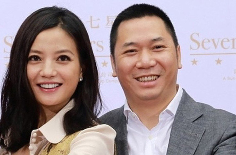 Mặc dù vậy, cộng đồng mạng vẫn đặt nghi vấn rạn nứt hôn nhân giữa Triệu Vy và chồng cô, đại gia Huỳnh Hữu Long. Bằng chứng đưa ra là 6 tháng trời không thấy hai vợ chồng cô cùng xuất hiện.