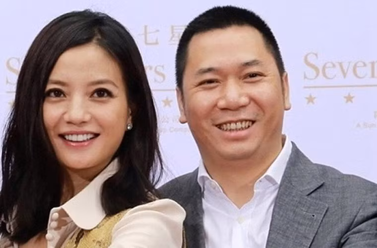 Mặc dù vậy, cộng đồng mạng vẫn đặt nghi vấn rạn nứt hôn nhân giữa Triệu Vy và chồng cô, đại gia Huỳnh Hữu Long. Bằng chứng đưa ra là 6 tháng trời không thấy hai vợ chồng cô cùng xuất hiện.