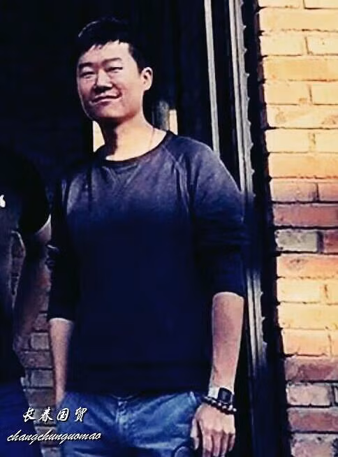 Theo tin đồn, Kha Dục Danh là thiếu gia của một gia đình có tiếng trong lĩnh vực công nghệ sinh học ở Trung Quốc. Kha Dục Danh vừa là giám đốc điều hành trong công ty của mẹ, vừa là một nhiếp ảnh gia.