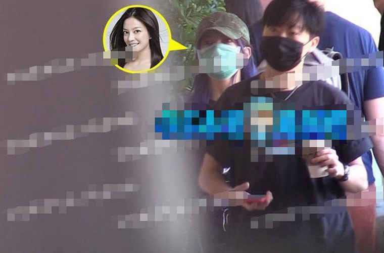 Giữa nghi vấn Triệu Vy cặp trai trẻ, trang Sina cũng tung loạt ảnh Triệu Vy đi ăn ở một nhà hàng Nhật với tình tin đồn.