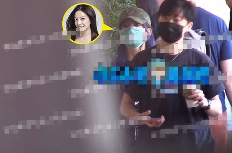 Giữa nghi vấn Triệu Vy cặp trai trẻ, trang Sina cũng tung loạt ảnh Triệu Vy đi ăn ở một nhà hàng Nhật với tình tin đồn.