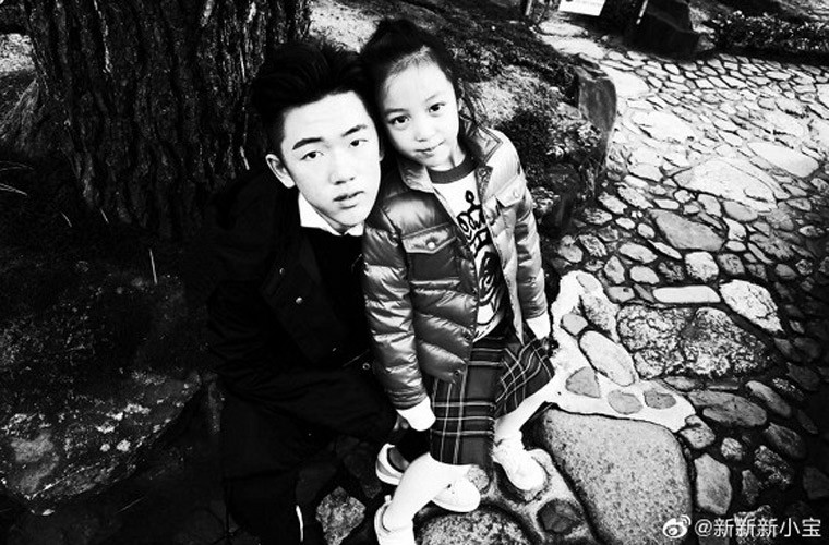 Triệu Vy và Huỳnh Hiểu Long yêu nhau từ đầu năm 2008, họ bí mật đăng ký kết hôn vào một năm sau đó. Cặp đôi có với nhau một cô con gái tên Huỳnh Tân (Tiểu Tứ Nguyệt). Trước khi kết hôn với Triệu Vy, Huỳnh Hiểu Long đã qua một đời vợ và có con trai riêng.