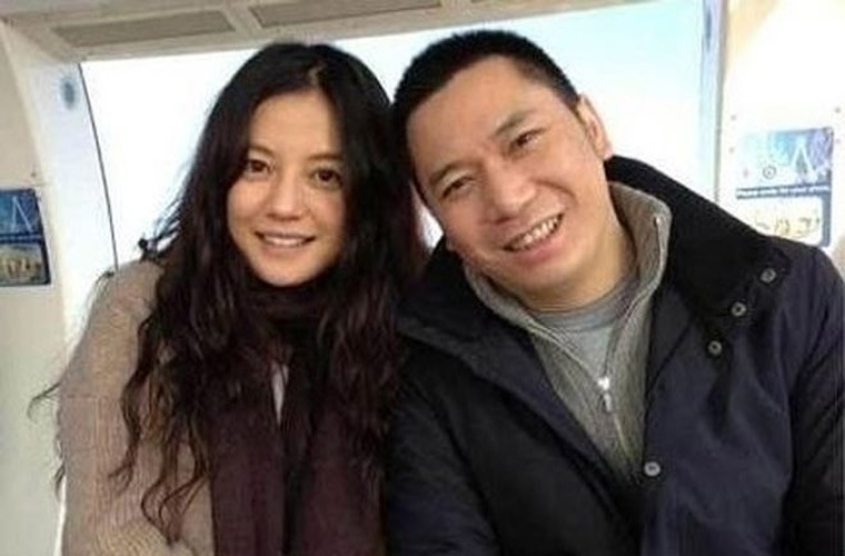 Đầu năm 2019, nhiều tờ báo xứ Trung như Ntdtv, QQ và Ifeng đồng loạt đưa tin Triệu Vy - Huỳnh Hữu Long bí mật ly thân gần một năm qua và Triệu Vy đã dọn ra sống riêng.