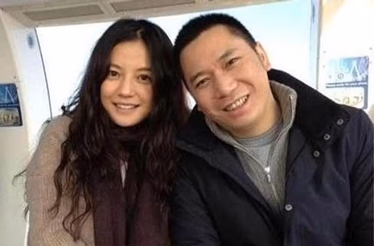 Đầu năm 2019, nhiều tờ báo xứ Trung như Ntdtv, QQ và Ifeng đồng loạt đưa tin Triệu Vy - Huỳnh Hữu Long bí mật ly thân gần một năm qua và Triệu Vy đã dọn ra sống riêng.