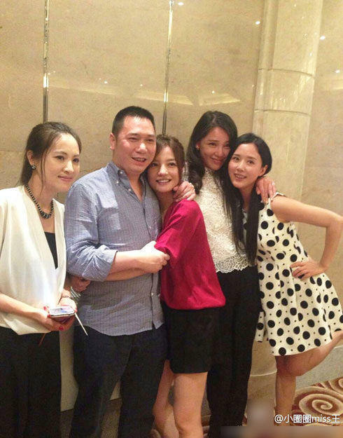 Ngay sau đó, chiều 4/7, thông qua văn phòng đại diện, Triệu Vy lên tiếng: "Quá mệt mỏi khi phải nghe những tin đồn thất thiệt, mọi người ăn dưa cẩn thận (ý nói việc nghe tin đồn trên mạng), làm việc chăm chỉ nhé".