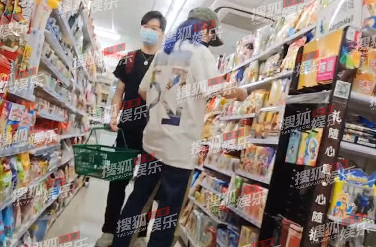 Sáng 27/9, trang Sohu của Trung Quốc đã tung loạt ảnh mà paparazi chụp được cảnh Triệu Vy đi mua đồ với một anh chàng lạ mặt ở siêu thị.