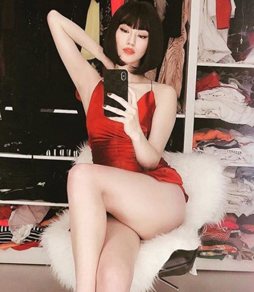 Người mẫu Khánh My mặc váy cực ngắn tạo dáng táo bạo khoe cặp giò và vòng 3 quyến rũ.