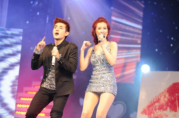 Đông Nhi cũng đôi lần bị “hớ” khi mặc váy quá ngắn lên sân khấu biểu diễn cùng Ông Cao Thắng.