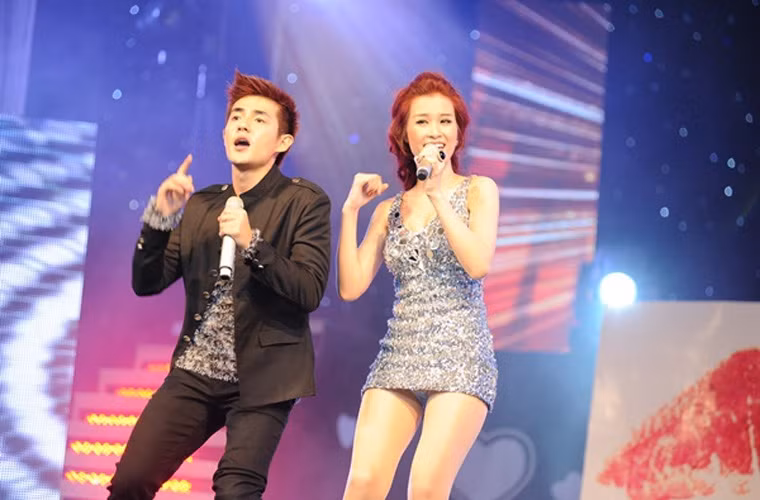 Đông Nhi cũng đôi lần bị “hớ” khi mặc váy quá ngắn lên sân khấu biểu diễn cùng Ông Cao Thắng.